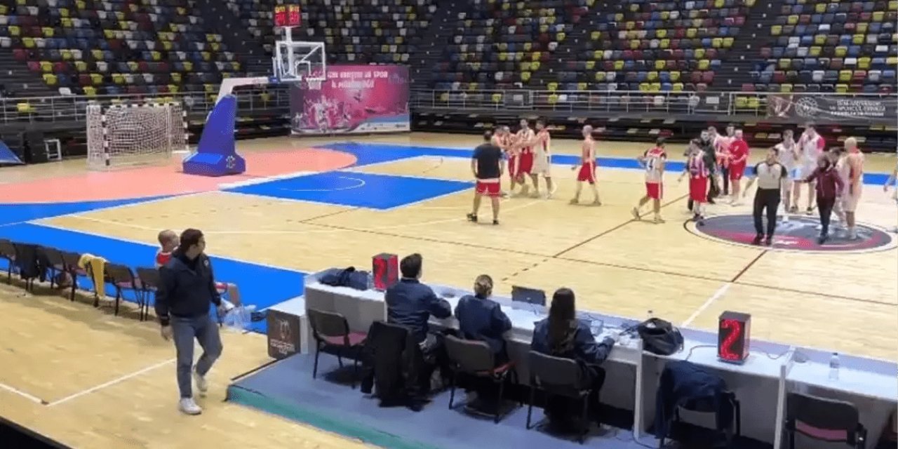 Öğretmen Basketbol Müsabakasında Hakeme Saldırdı