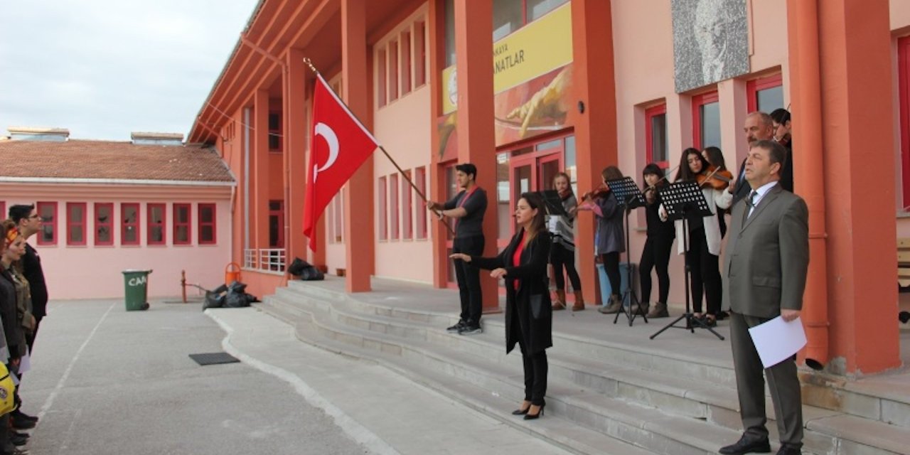 Pazartesi Günü Okullar Saat Kaçta Açılacak? Bayrak Töreni Saat Kaçta Başlayacak?