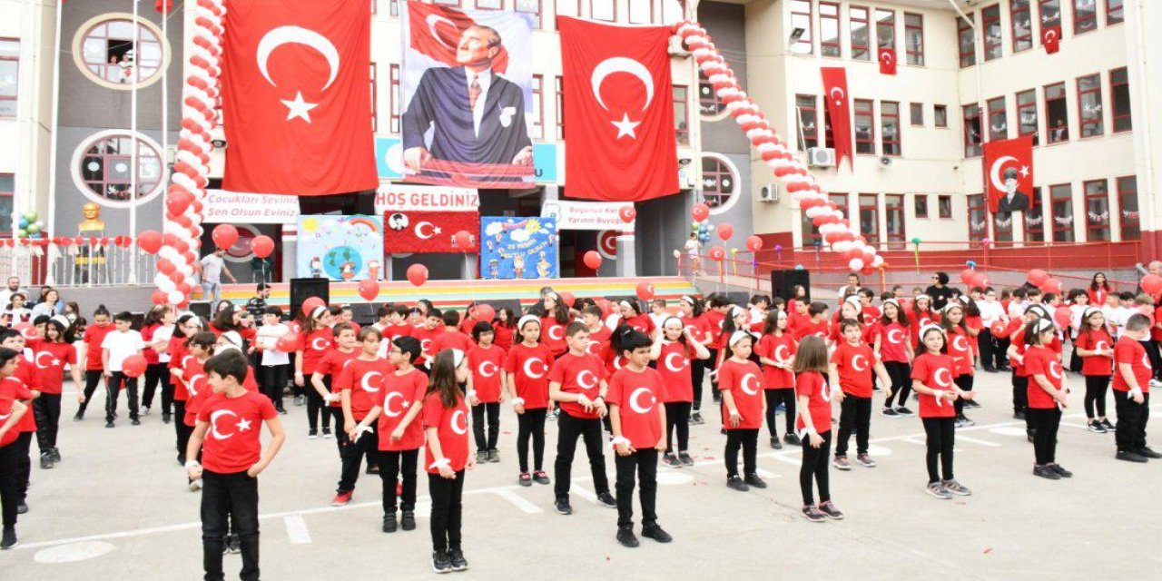 Pazartesi Günü Öğrenciler Kırmızı Beyaz Giyerek Okula Gelecek