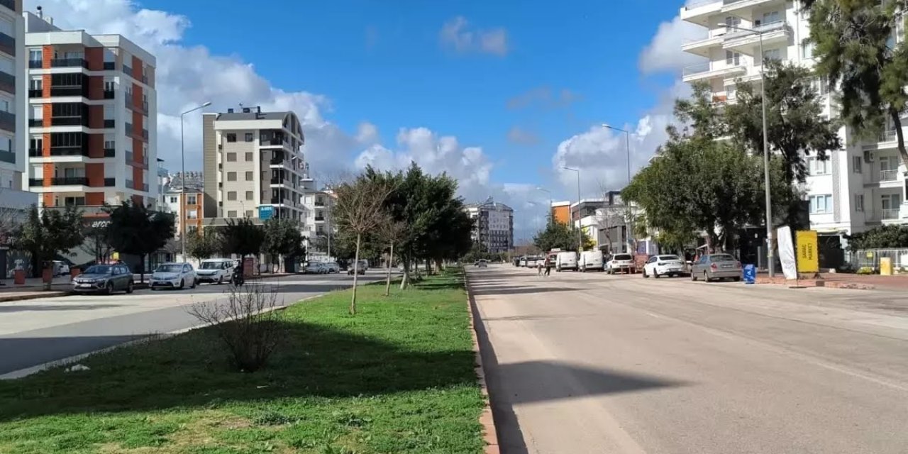 Yerde Baygın Yatan Öğretmeni Ezerek Öldürdüler