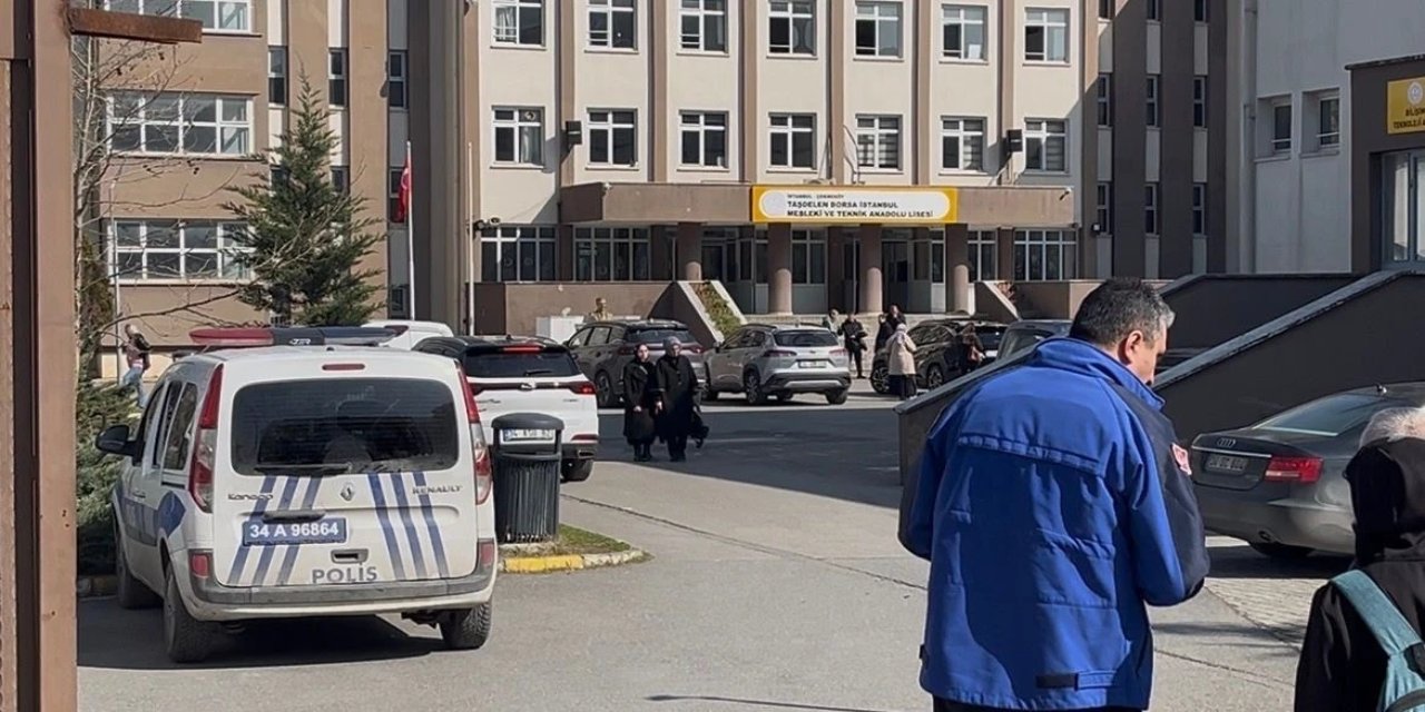 Son Dakika! Öğrencisi Tarafından Bıçaklanan Öğretmenlerden Biri Hayatını Kaybetti