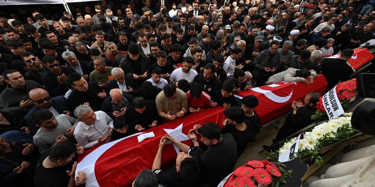 Okul Saldırısında Hayatını Kaybeden 9 Öğrenci Toprağa Verildi