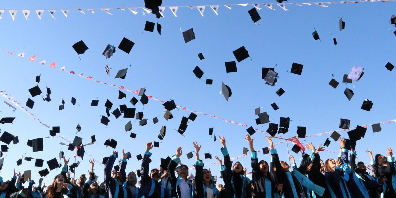Geleceğin Parası Bu Diplomalarda! İşte Türkiye'de Mezununa En Çok Kazandıran 20 Üniversite Bölümü
