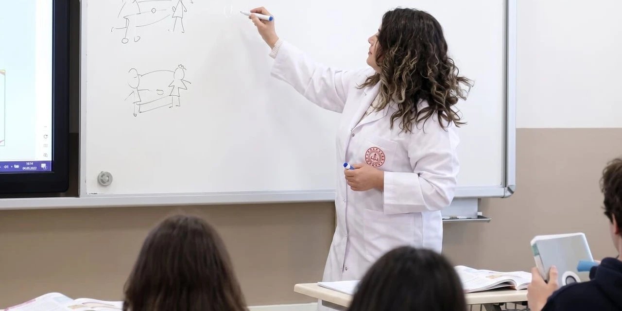 Öğretmenlerin Önlük Giymeleri Zorunlu Tutulacak Mı?