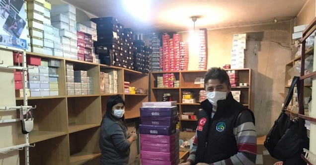 Ölen amcasının dükkanındaki giysileri hayır kurumlarına bağışladı