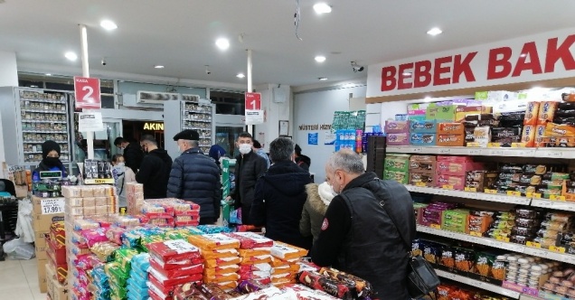 Sokağa çıkma kısıtlaması öncesi marketlerde yoğunluk yaşandı