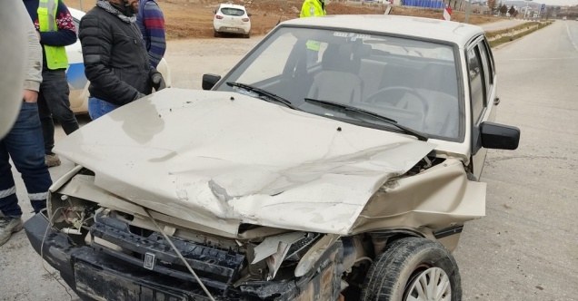 Kamyonet ile otomobil çarpıştı: 2 yaralı