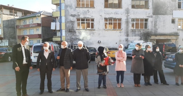 Covid 19’u yenen belediye başkanı 53 gün sonra çiçeklerle karşılandı