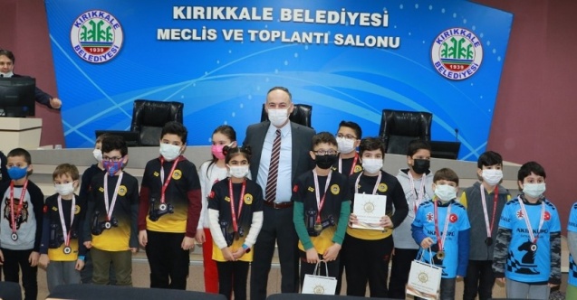 Online satranç turnuvasında ödüller sahiplerini buldu