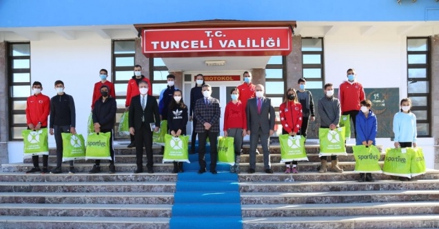 Tunceli Valisi Özkan, sporculara kayak takımı hediye etti
