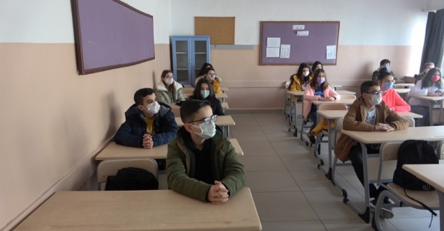 8. ve 12. sınıflar için isteğe bağlı yüz yüze eğitim başladı