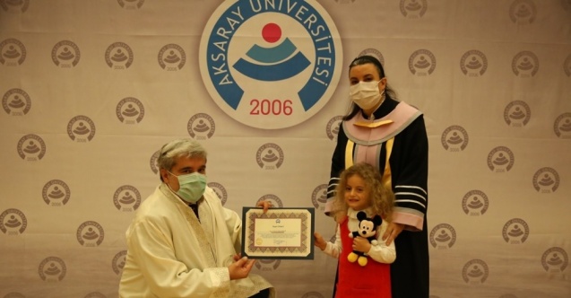 ASÜ’de unvanda yükselen akademisyenler cübbelerini giydi