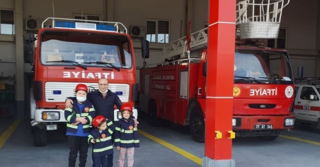 Minik itfaiyeciler iş başında