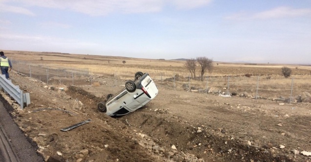 Yeni otoyolda hafif ticari araç takla attı : 1 yaralı