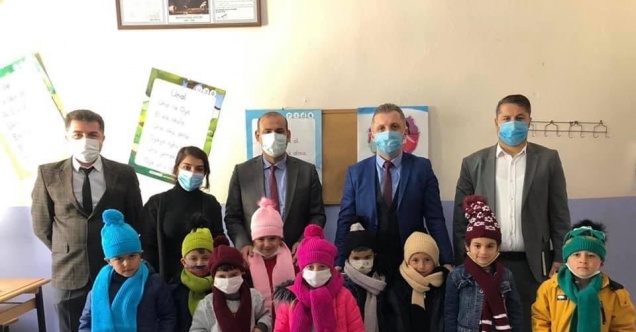 Uludere Kaymakamı Solmaz’dan öğrencilere atkı ve bere hediyesi