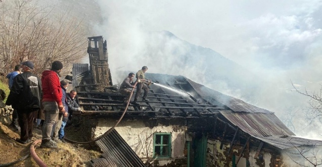 Gümüşhane’de ev ve ahır yangını