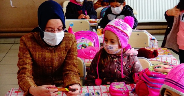 Kaymakam Efe yüz yüze eğitime başlayan çocuklarla buluştu