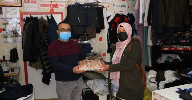 Evinin geçimi için kapı kapı gezerek yumurta satıyor
