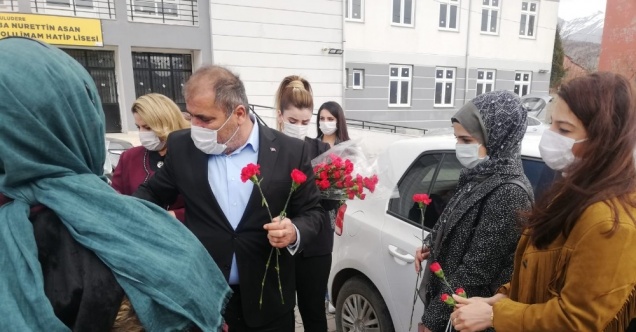 Şenoba Belediye Başkanı Alihan Babat kadınlara karanfil dağıttı