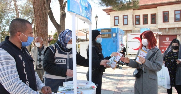 Karaman Emniyetinden kadınlara karanfil