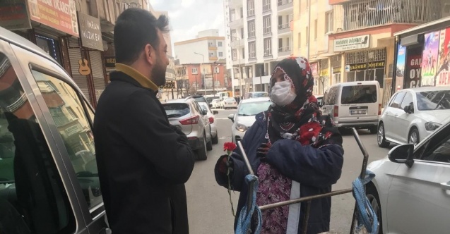 Kadınlar gününde kağıt toplayan kadınlar ve sağlık emekçisi kadınlarda unutulmadı