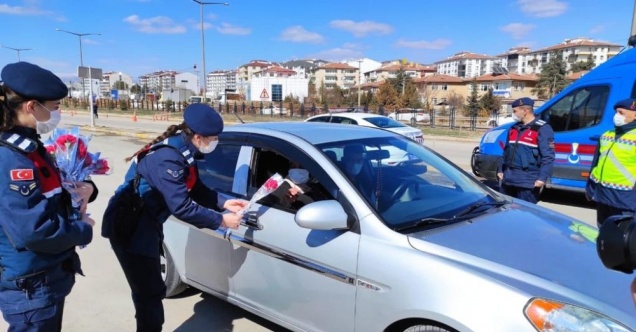 Jandarma ekiplerinden kadınlara karanfil sürprizi