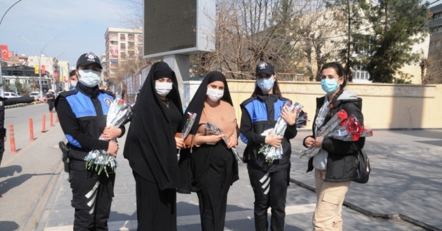 Cizre polisi kadınlara karanfil hediye edip günlerini kutladı