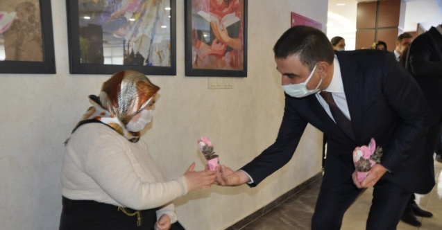 Siirt Valisi Hacıbektaşoğlu, ’Kadın’ konulu resim sergisine katıldı