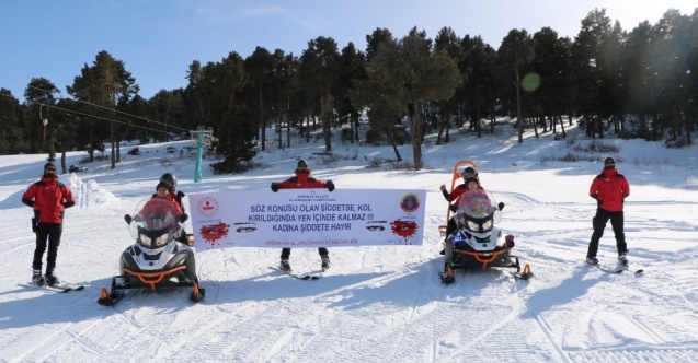 JAK timleri kadınlar için kayaklı gösteri yaptı
