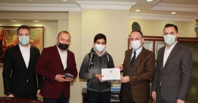 TÜGVA’nın yarışmasında dereye giren öğrenci ödülünü Başkan Saygılı’dan aldı