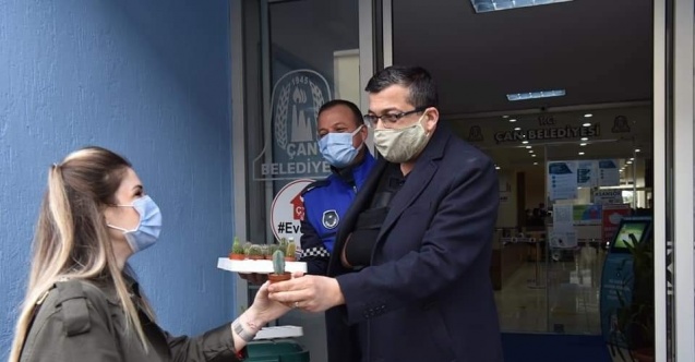 Başkan Öz, kadın personelleri çiçekle karşıladı