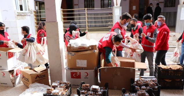 Siirt’te vatandaşlara kandil simidi dağıtıldı
