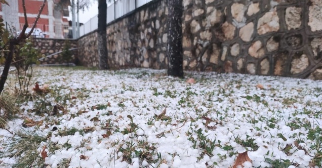 Fındık büyüklüğünde dolu yağdı, ilçe beyaza büründü