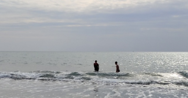 Soğuğa aldırmadan sahilde yüzdüler