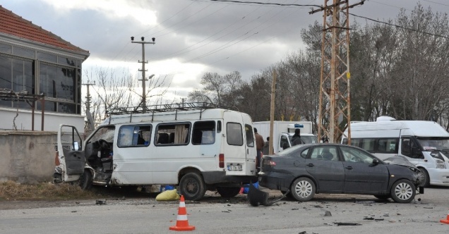 Otomobil ile minibüs çarpıştı: 4 yaralı