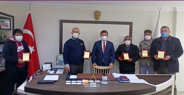 Başkan Yılmaz’dan hayvan severlere plaket