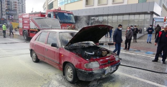 Seyir halindeki araç alev alev yandı