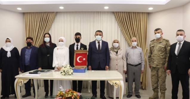 Siirt Valisi Hacıbektaşoğlu genç çiftin nikahını kıydı
