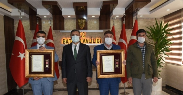 Şehit babası ve gaziye Devlet Övünç Madalyası verildi