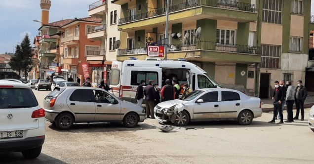 Kırıkkale’de iki otomobil kafa kafaya çarpıştı: 2 yaralı