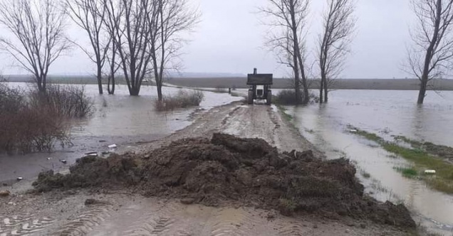 Edirne’de yoğun yağış sebebiyle köy yolu ulaşıma kapandı