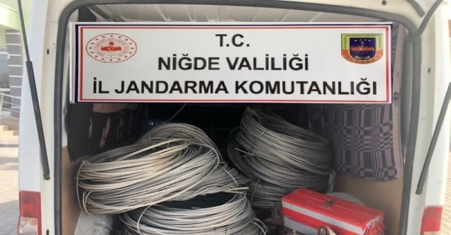Tarladaki elektrik kablolarını çalan şahıslar yakalandı