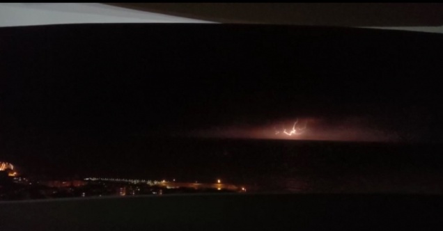 Giresun’da şimşek ve yıldırımlar gökyüzünü aydınlattı