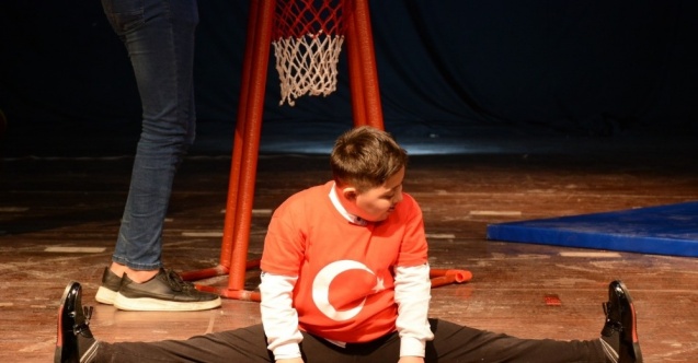 Down Sendromlu ve otizmli çocuklardan eğlenceli performanslar