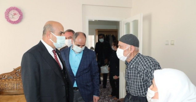 Vali Demirtaş yaşlıları unutmadı