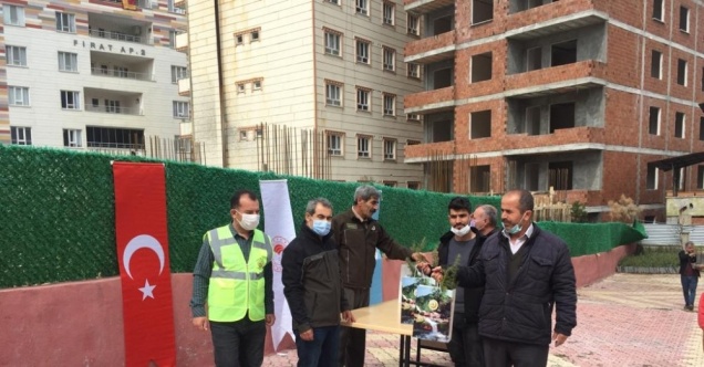 Sason’da vatandaşlara bin 500 adet fidan dağıtıldı