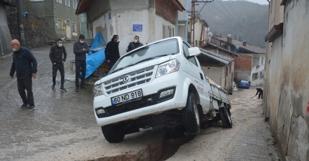 Çukura düşen kamyonet şaha kalktı