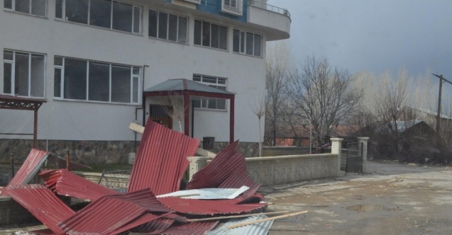 Bingöl’de fırtına çatı uçurdu, ağaçları devirdi
