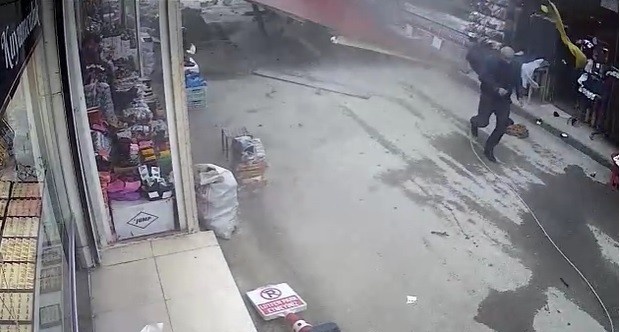 Fırtınanın uçurduğu çatının altında kalmaktan son anda kurtuldular