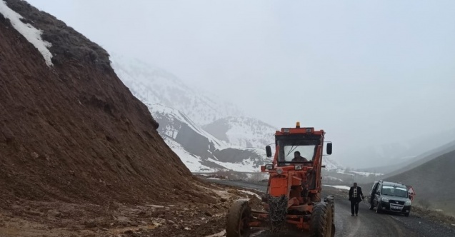 Bingöl’de heyelan nedeniyle kapanan yol açıldı